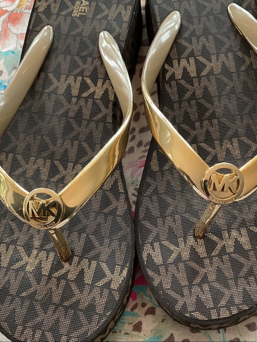 Michael Kors Brown Monogram Flip Flop Sandals with Gold Logo - Picture 3 of 8